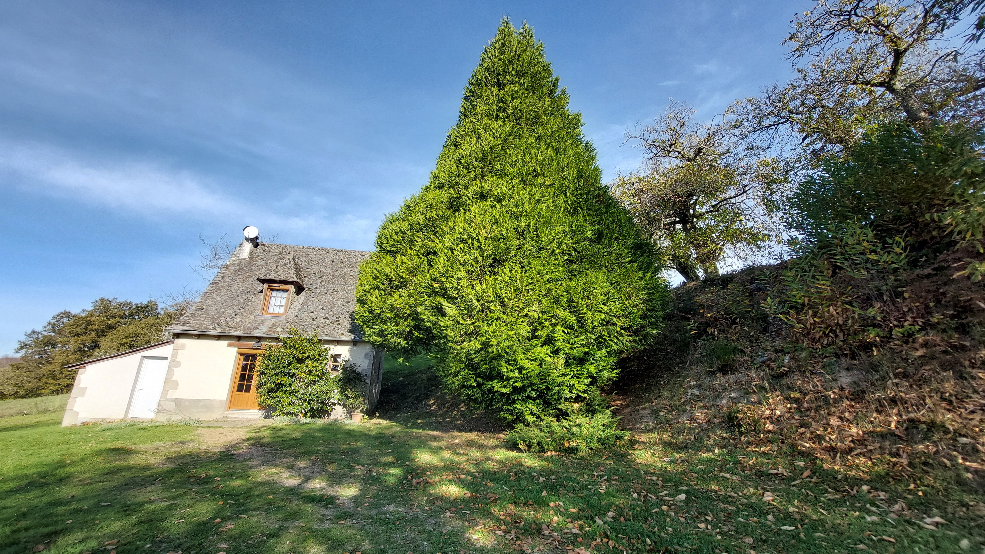 Vue extérieure du gîte avec panorama sur la campagne cantalienne