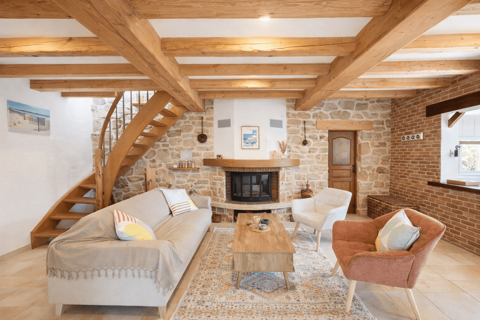 salon avec sa cheminée