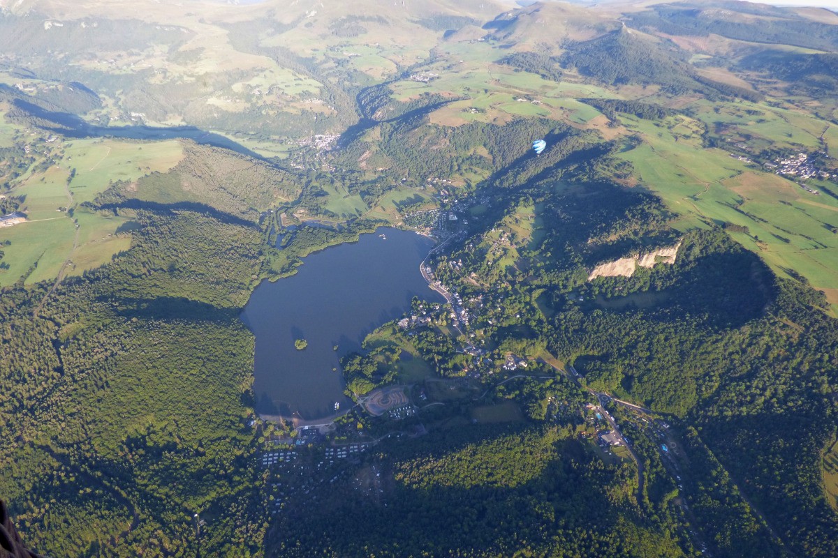 lac Chambon entouré de montagnes