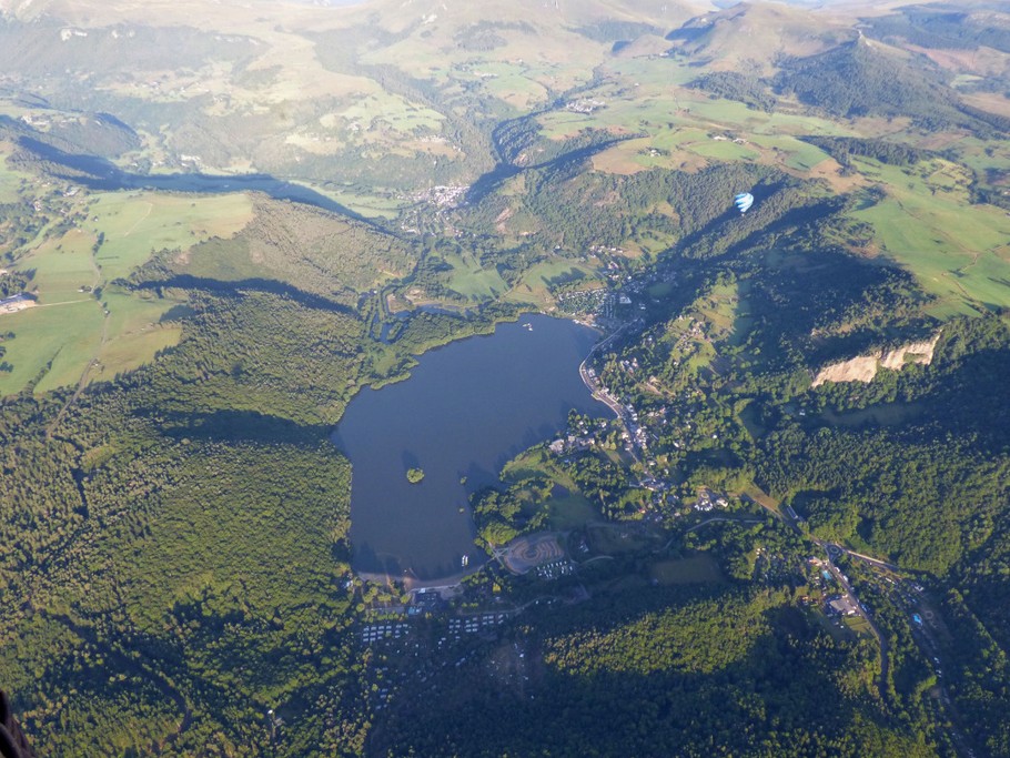 lac Chambon entouré de montagnes