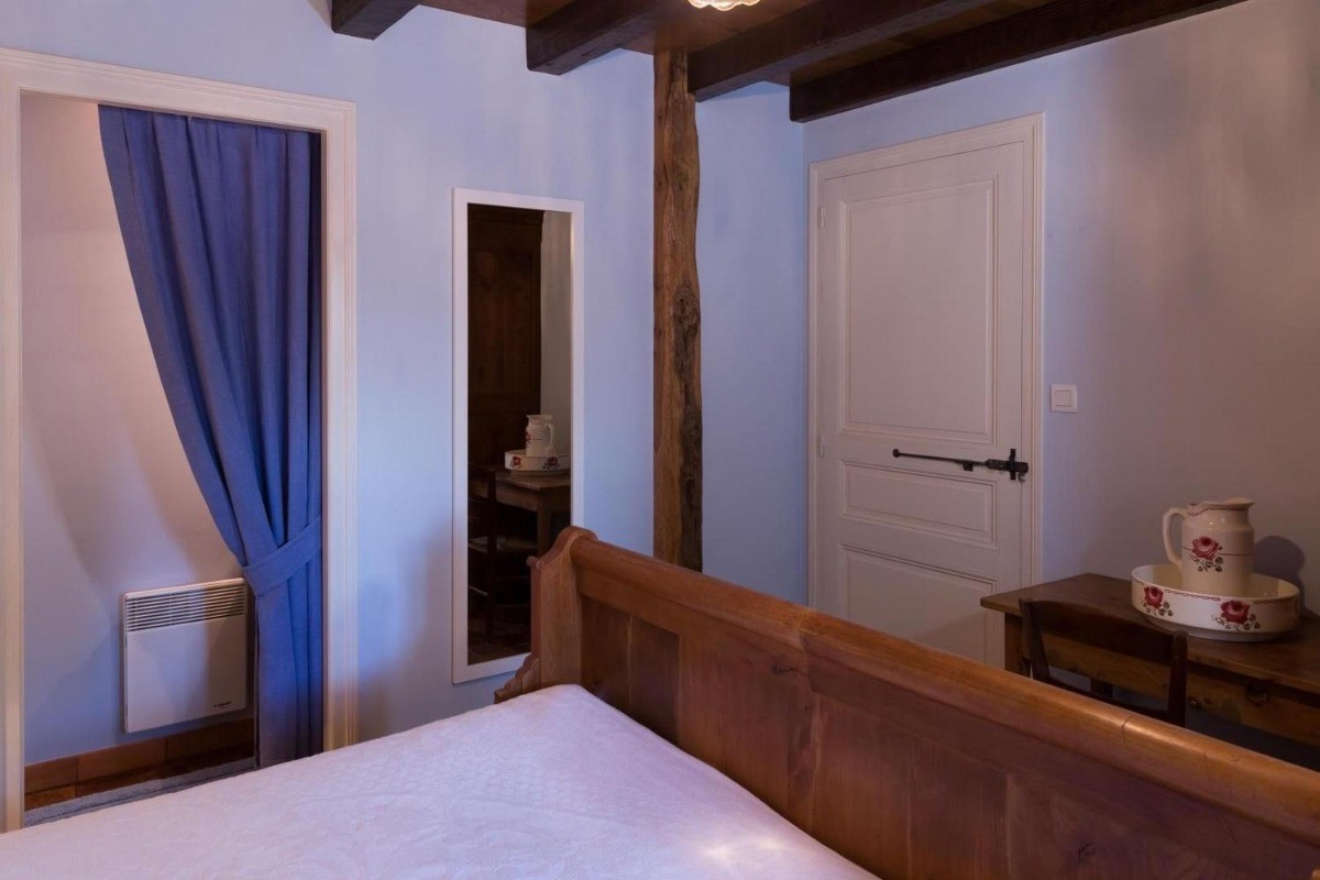 Chambre 1 avec un lit en 140 et salle d'eau attenante - rdc