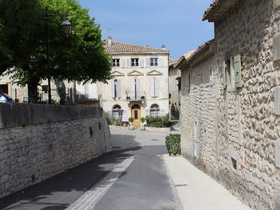 Une ruelle de Saint Restitut