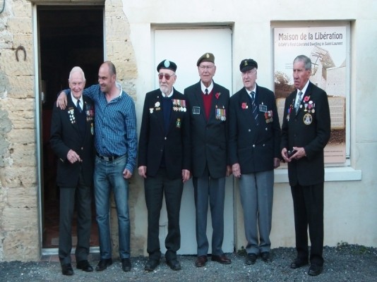 visties de vétérans sur place en 2010 pour faire honneur au lieu historique et leurs faire honneur aussi
