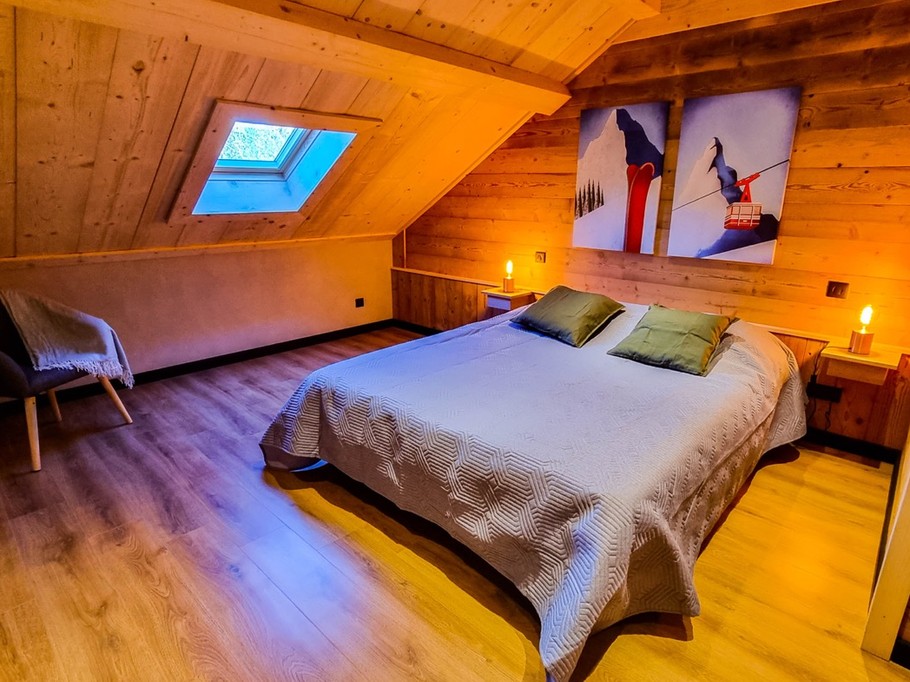 Chambre "Skieurs" à l'étage avec un lit de 160x200