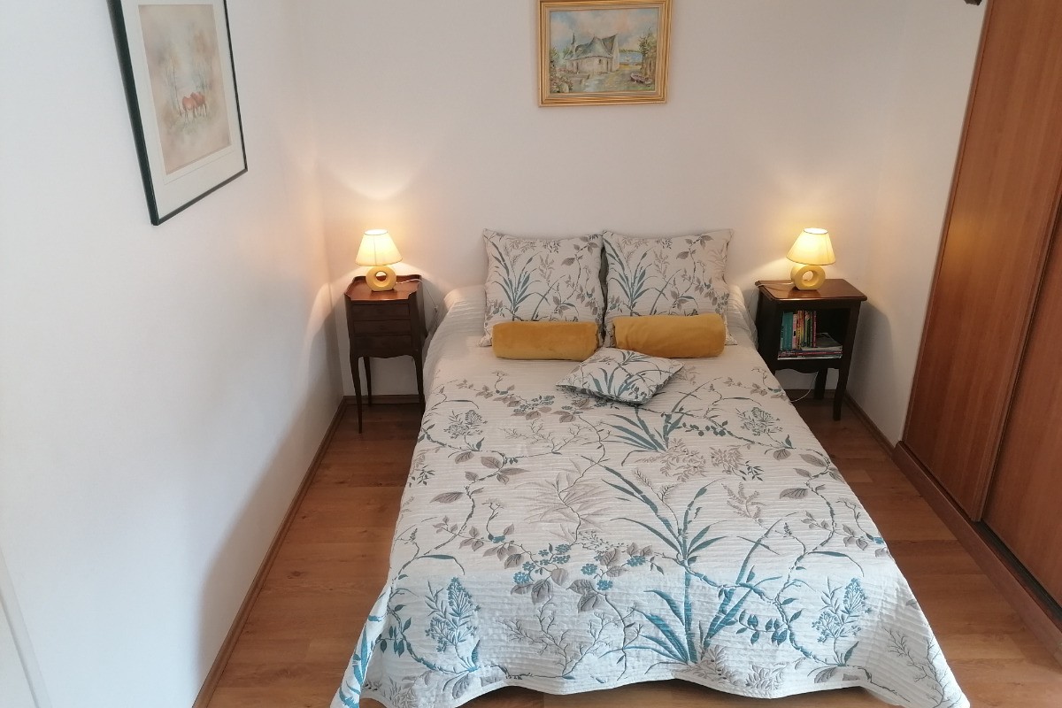 ROZAVEL: A l'étage, seconde chambre avec un lit de 2 personnes en 140 cm et un lit d'une personne en 90cm.