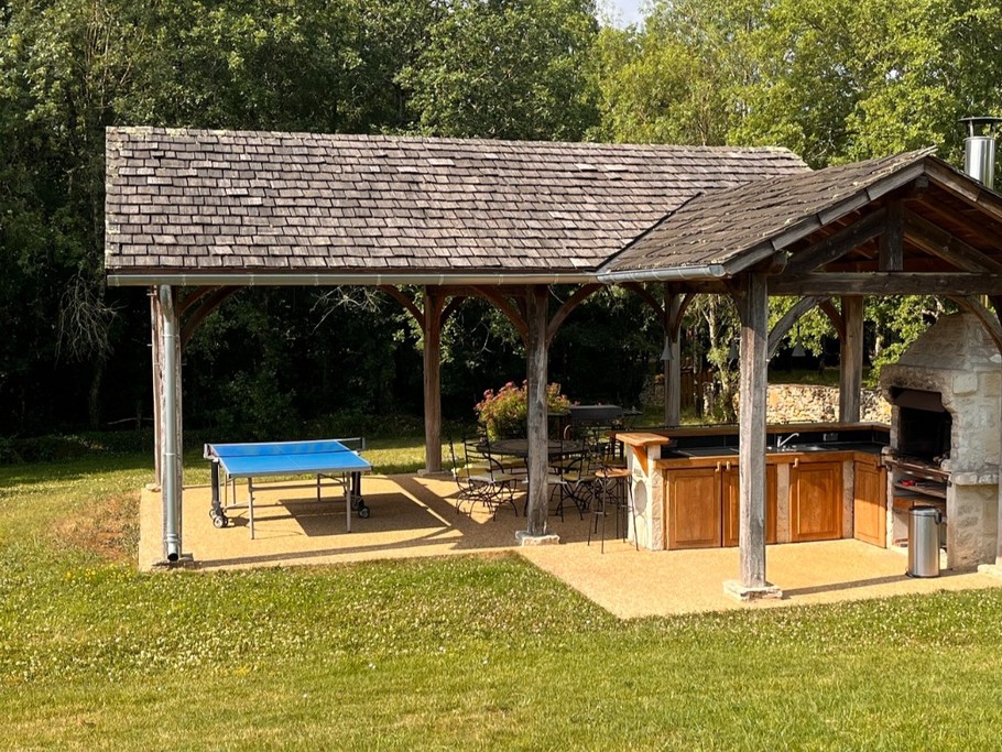 Cuisine extérieure piscine : Barbecue, évier, LV, frigo, vaisselle
