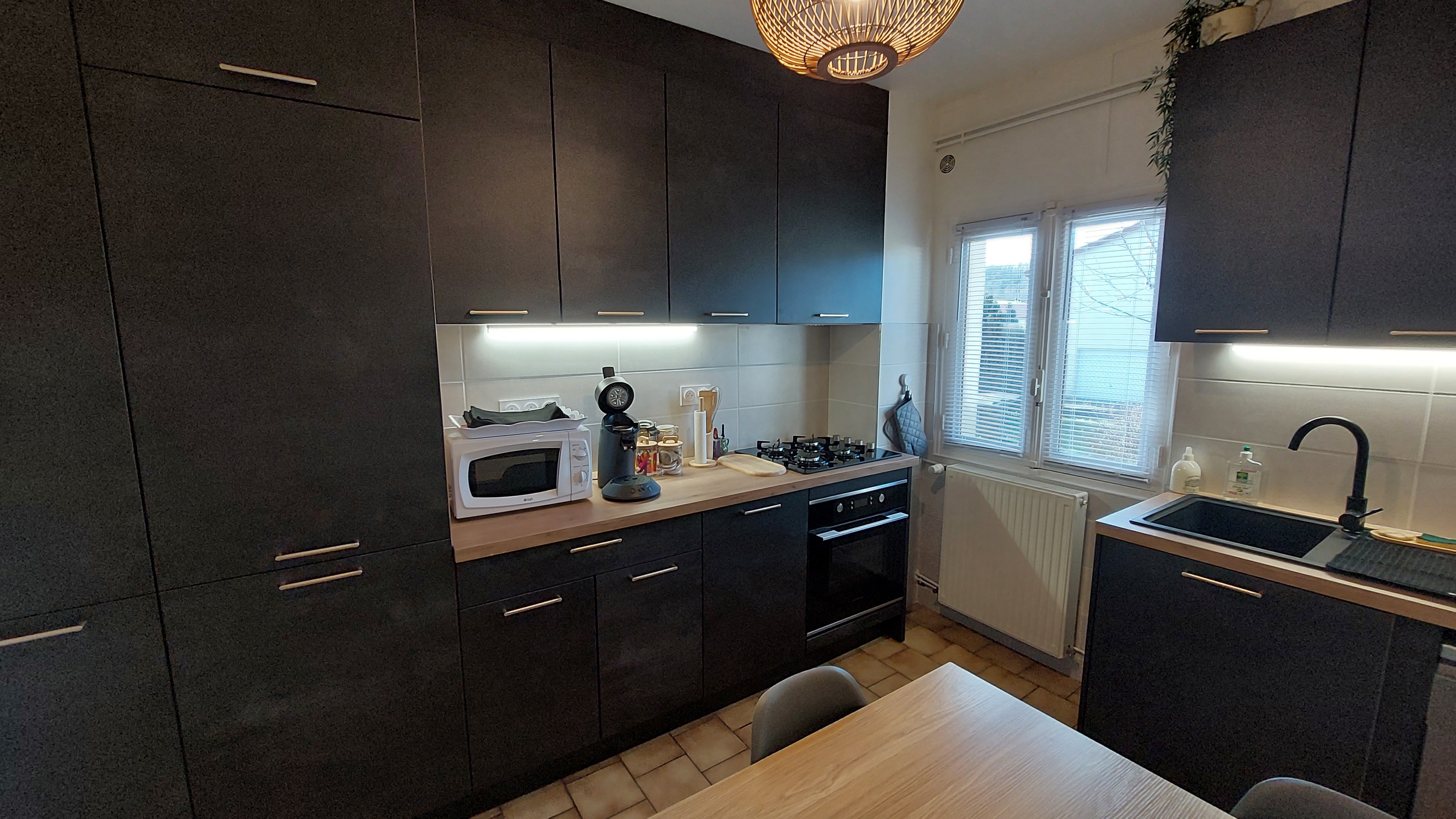 Cuisine équipée moderne et fonctionnelle du gîte