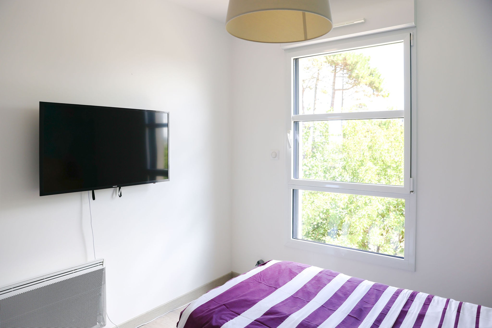 Chambre 2 avec TV connectée vue dégagée