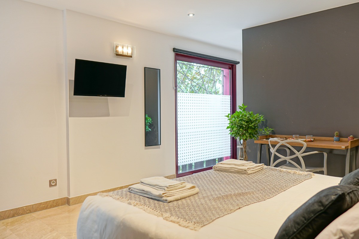 Grande chambre avec télévision et wifi