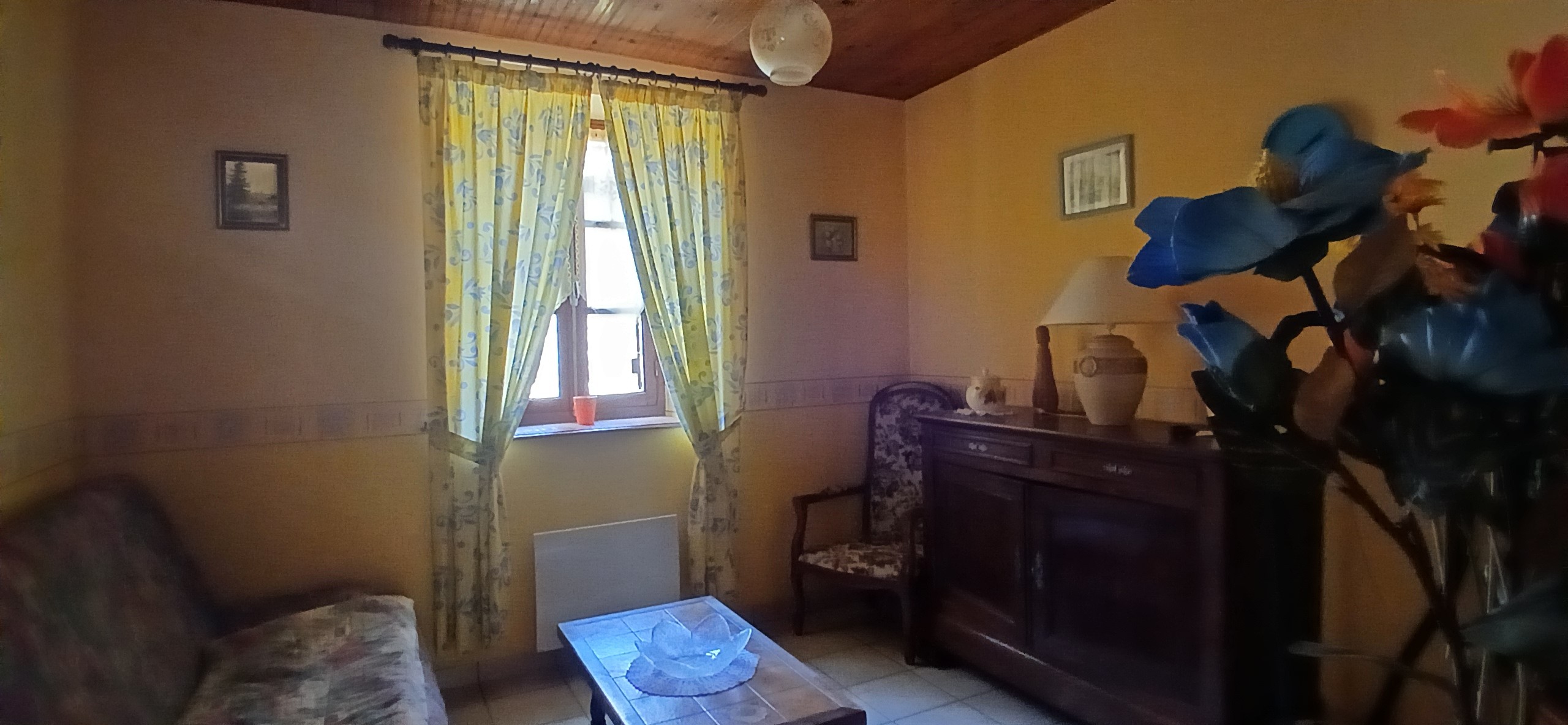 Gîte Clévacances, Chéniers, Creuse - Salon avec TV et canapé convertible (côté nord)