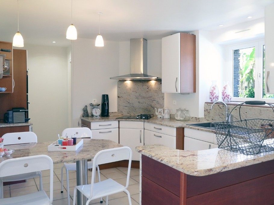 Cuisine ouverte entièrement équipée, vue piscine