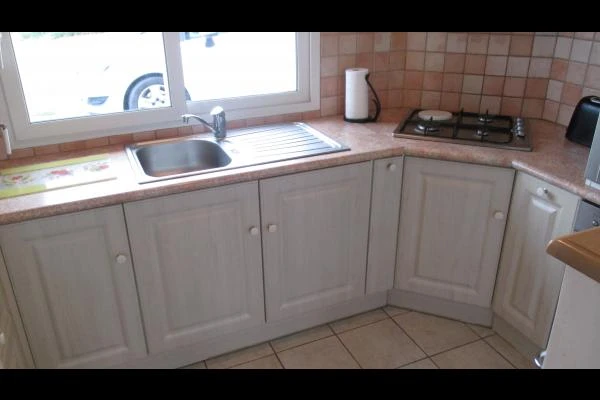 LE MARREC Location Trélevern espace cuisine