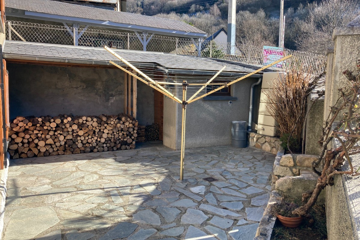Espace collectif pour étendoir linge (photo hivernale) dans cour privée sans passage (séchage rapide par vents).