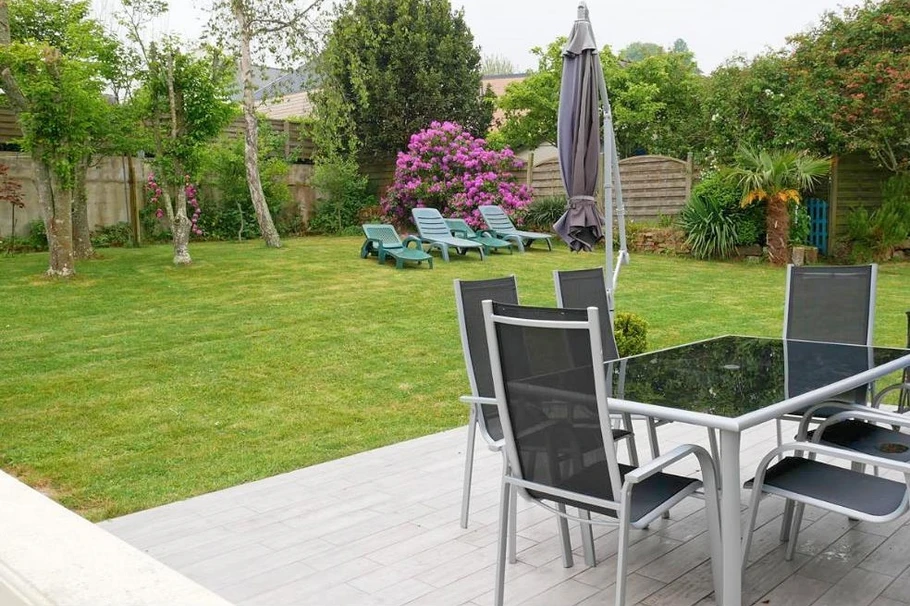 Grand jardin avec terrasse