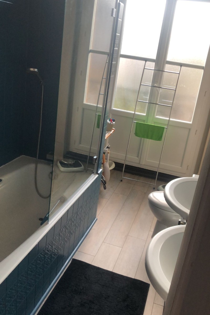 Grande salle de bains partagée avec la chambre voisine, avec wc et balcon