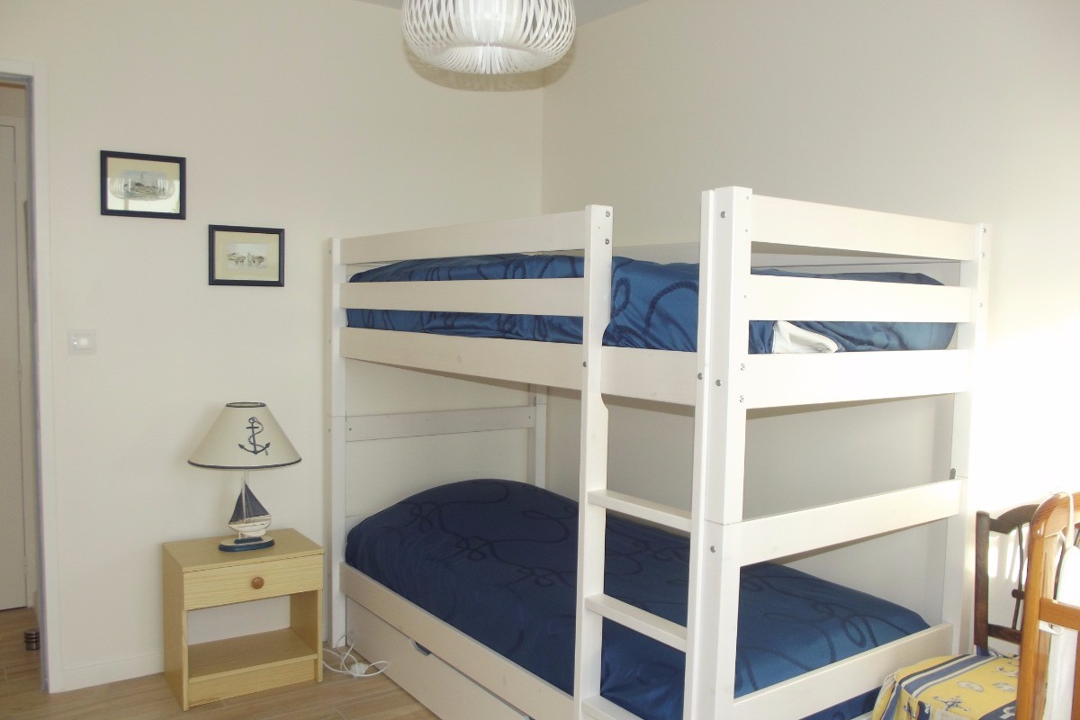 chambre d'enfants - 3 lits x 90 + lit bébé