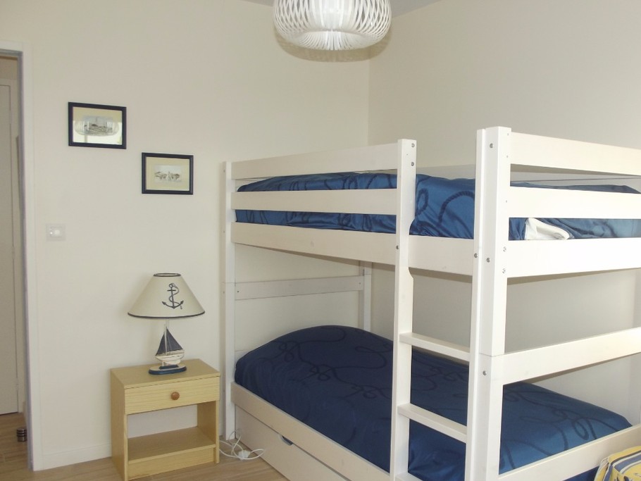 chambre d'enfants - 3 lits x 90 + lit bébé