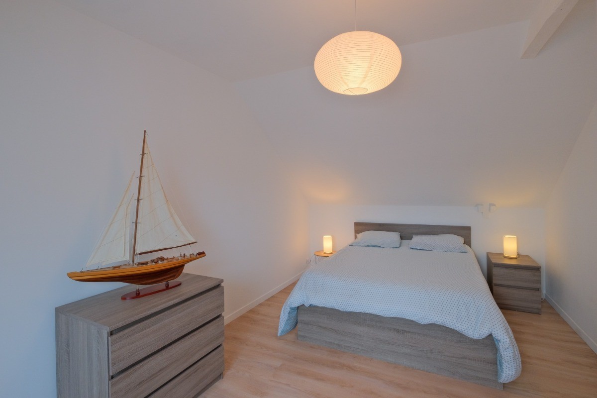 chambre de 15m2 avec un grand rangement penderie