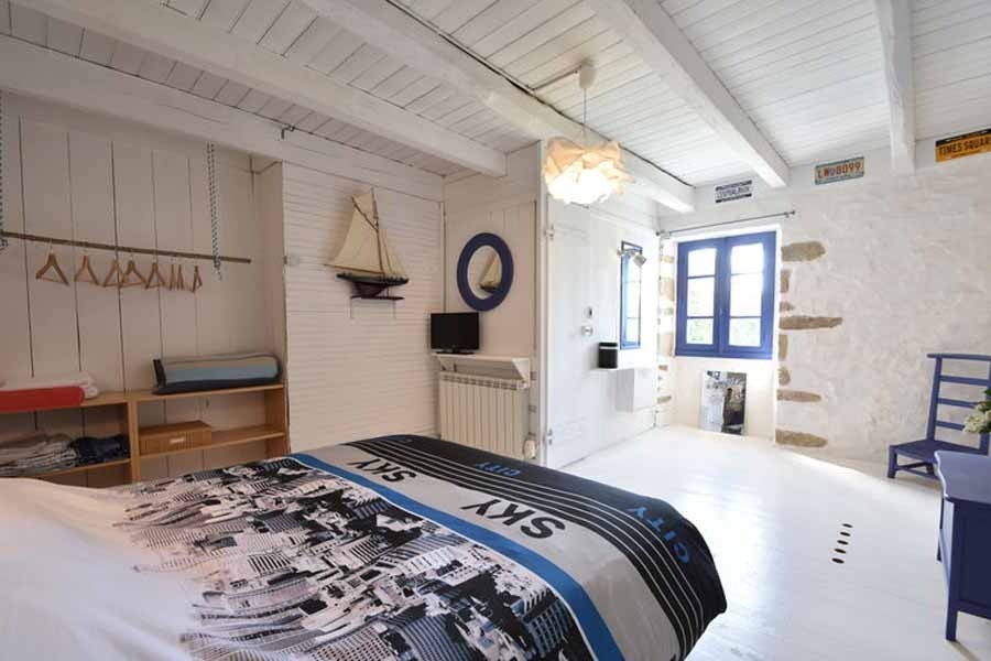 Chambre avec un lit 140