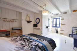 Chambre avec un lit 140