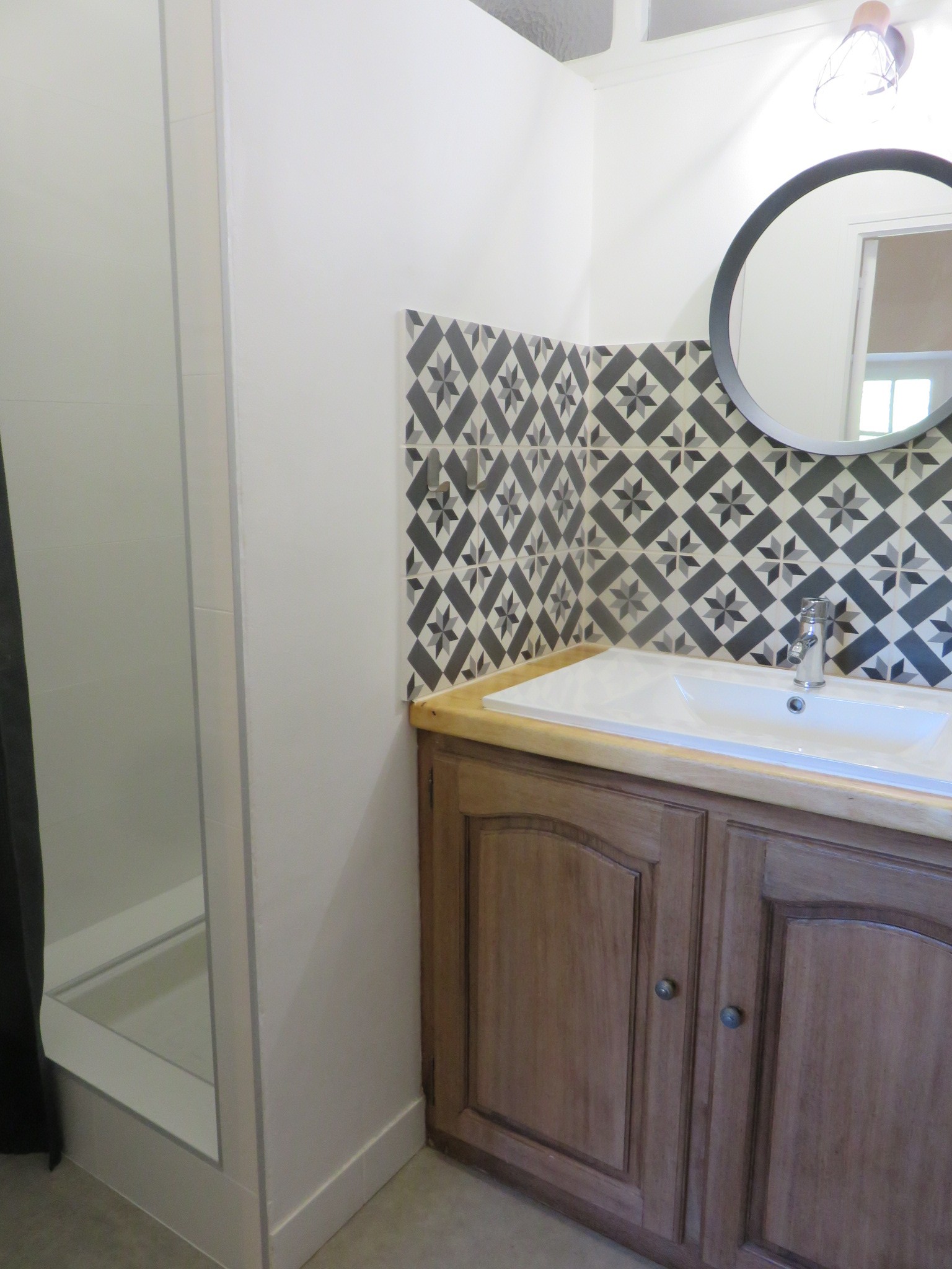 The adjoining shower room