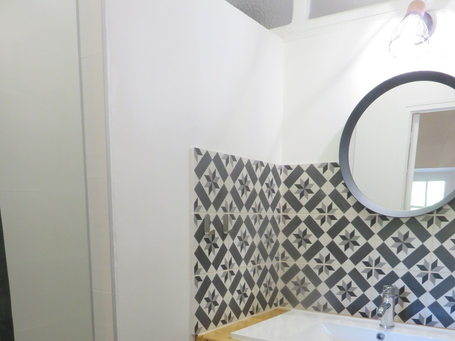 The adjoining shower room
