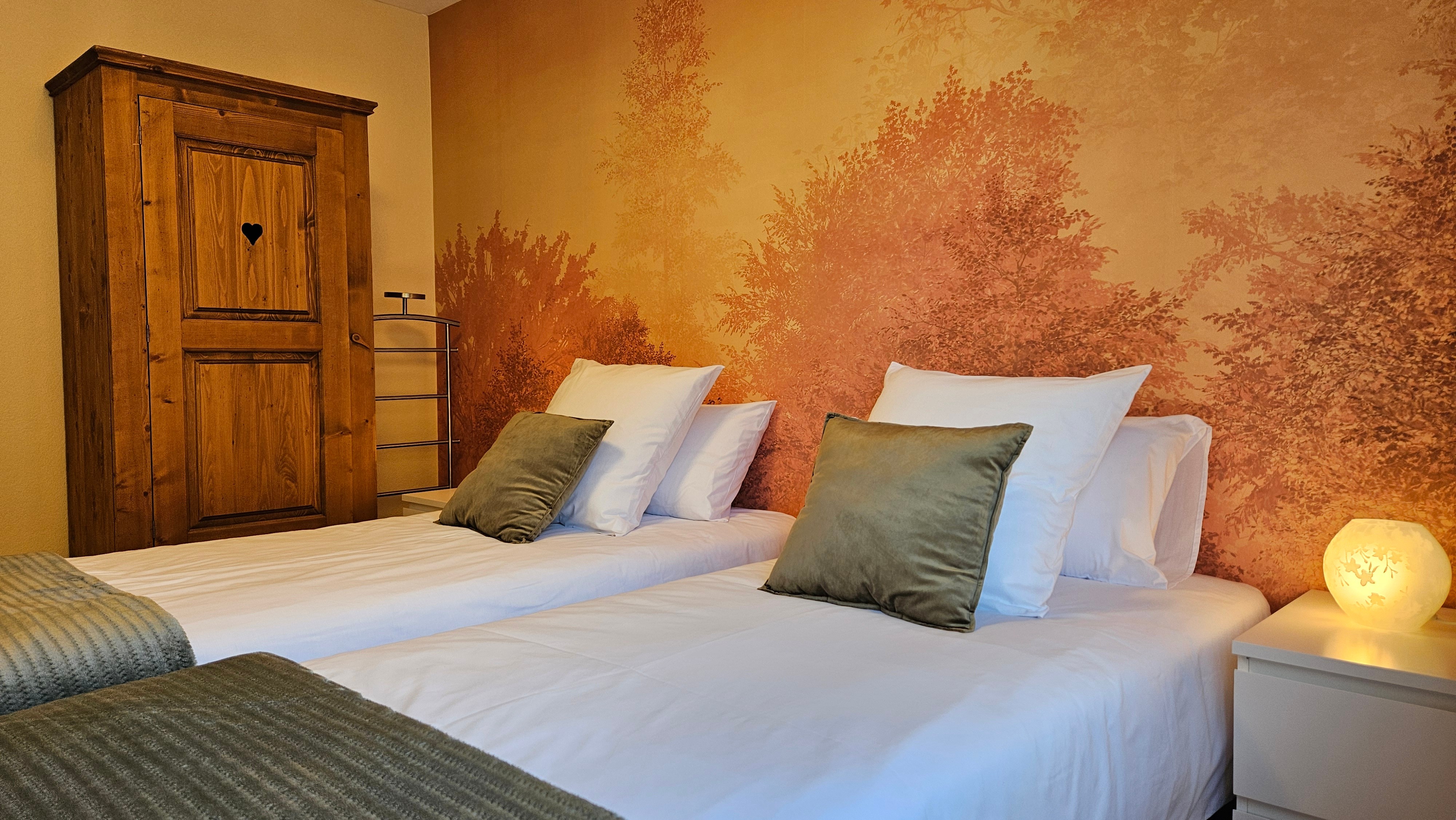 The bedroom with the 2 beds 90 * 200