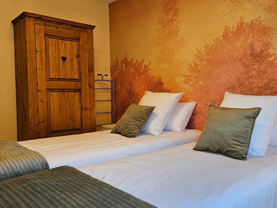 The bedroom with the 2 beds 90 * 200