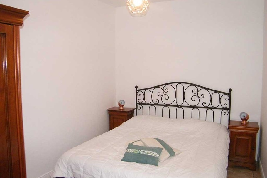 Chambre 1 avec un lit en 160