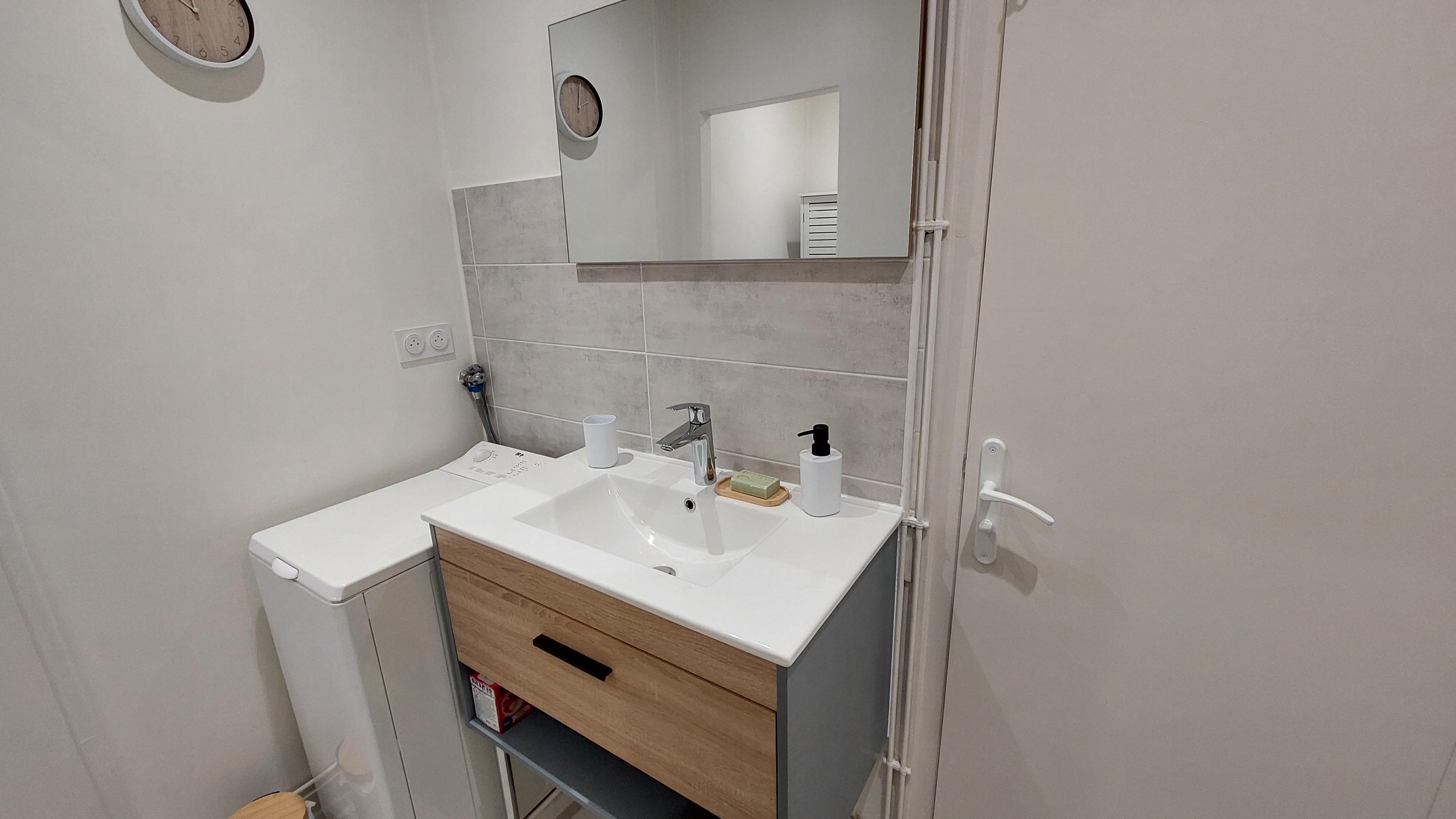 Salle d’eau moderne avec meuble vasque et rangements