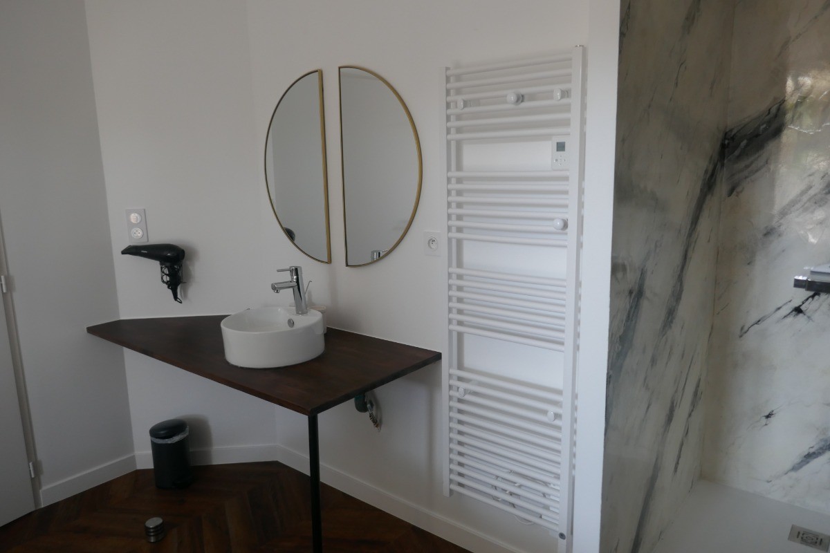 Chambre 1 en rez-de-chaussée avec un lit en 160 et salle d'eau attenante