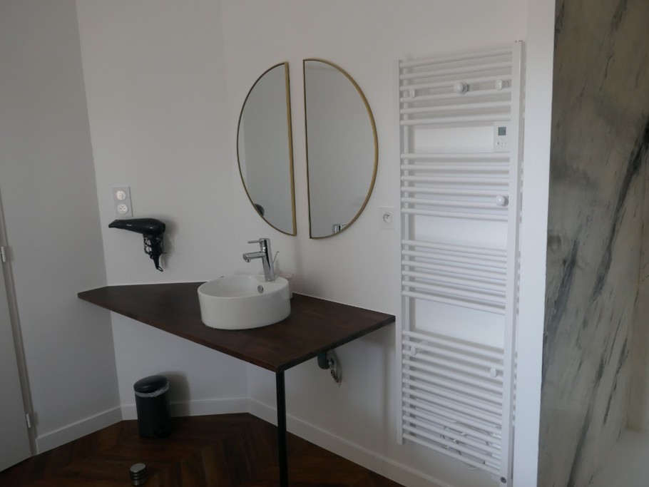 Chambre 1 en rez-de-chaussée avec un lit en 160 et salle d'eau attenante