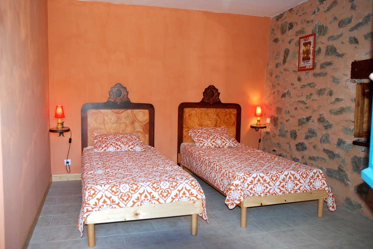 Chambre avec deux lits en 90