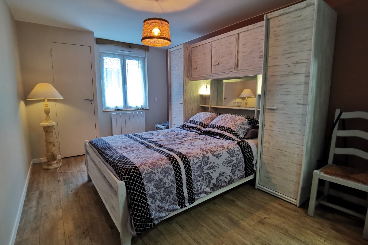 RDC: Chambre 1 avec lit 140 et salle d'eau privative et communicante