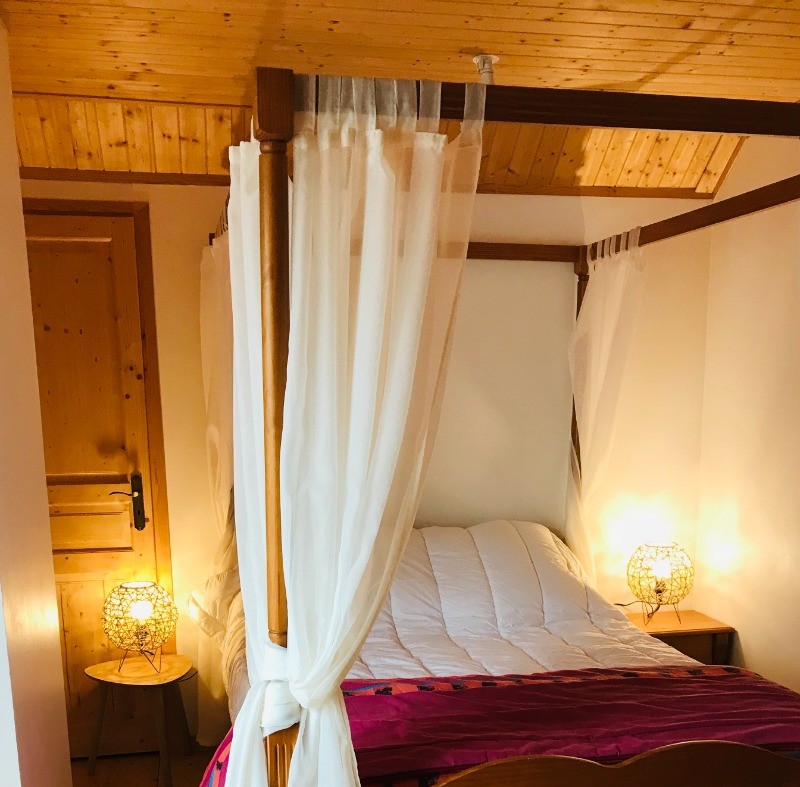 Chambre n°3 à l'étage. Disposant d'un espace bébé (lit pliant)