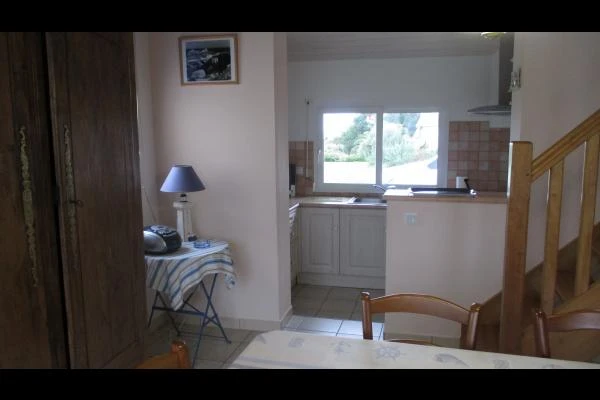 LE MARREC Location Trélevern espace séjour cuisine