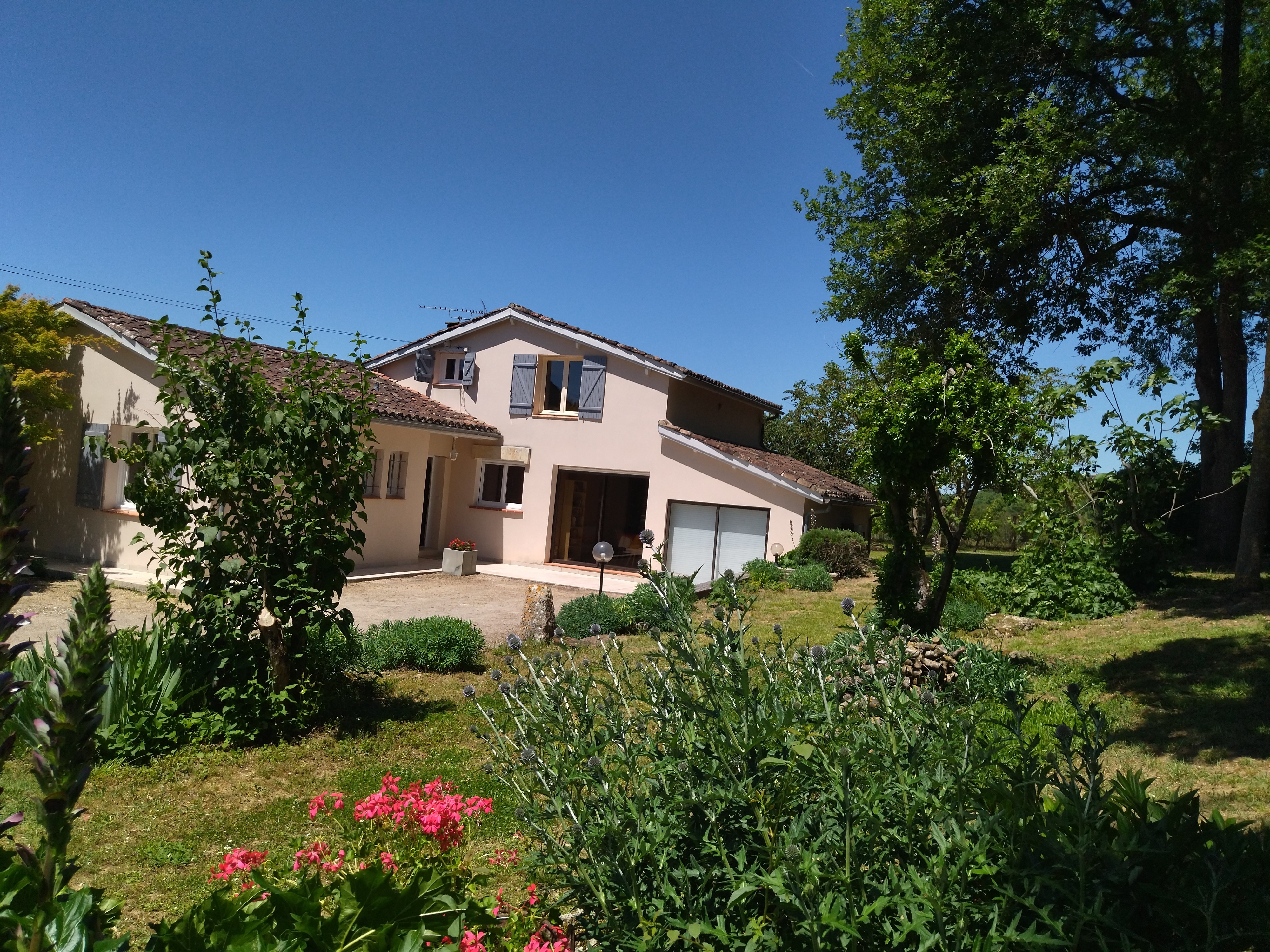 Entrée du Gîte Gavachon. Photo prise le 30 mai 2025.