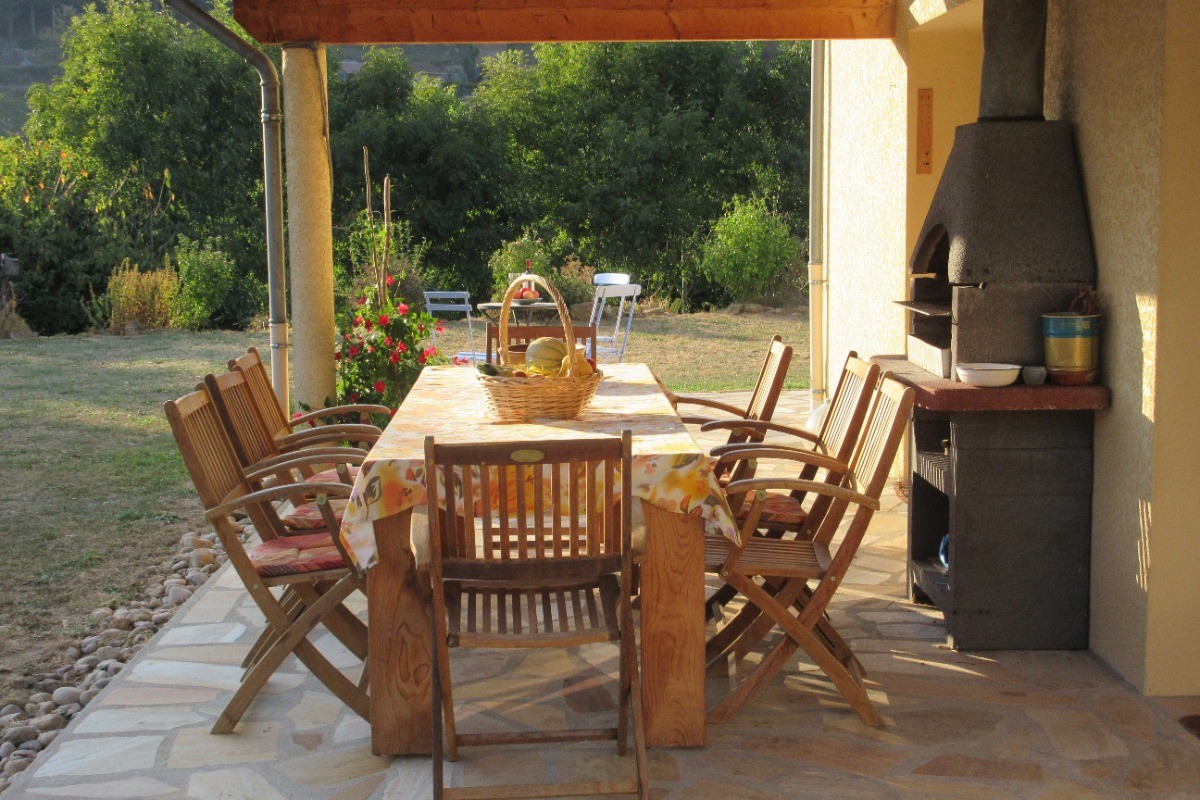 La terrasse dispose d'une cheminée. Un bbq portable (au charbon de bois) est disponible (dans le garage).