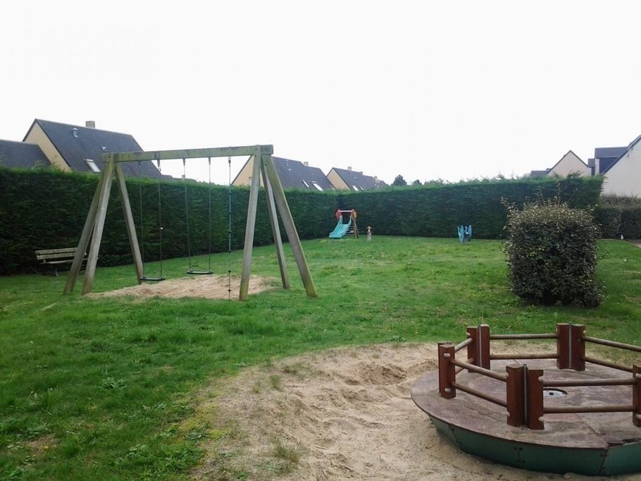 Des jeux sont situés au fond du village, ils sont sécurisés et visibles des gîtes.