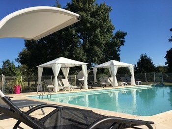 Piscine commune avec transats