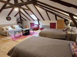 L'immense chambre du 2ème étage avec 2 lits simples et un canapé convertible
