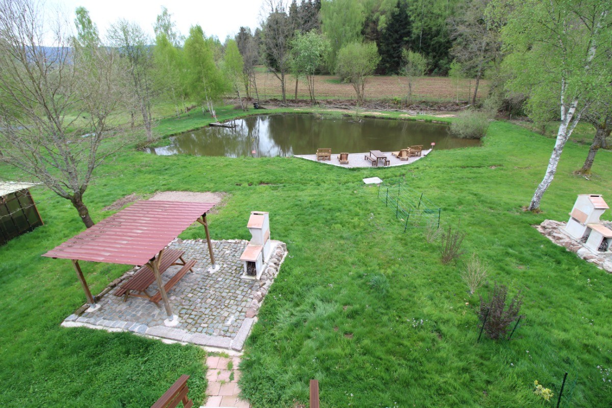 Étang, barbecue, terrasse