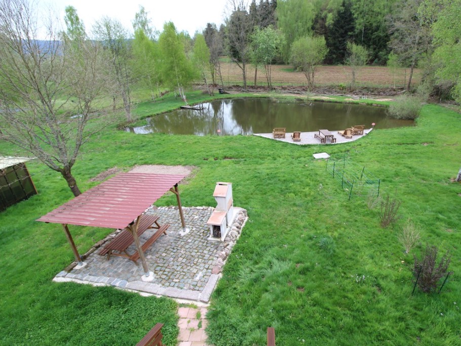 Étang, barbecue, terrasse