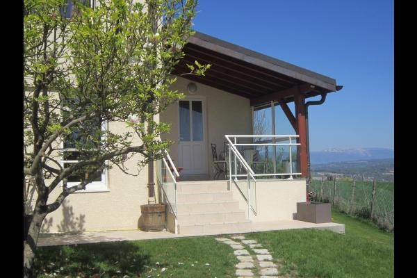 Appartement dans maison cadre magnifique dans la campagne savoyarde (L'entrée)