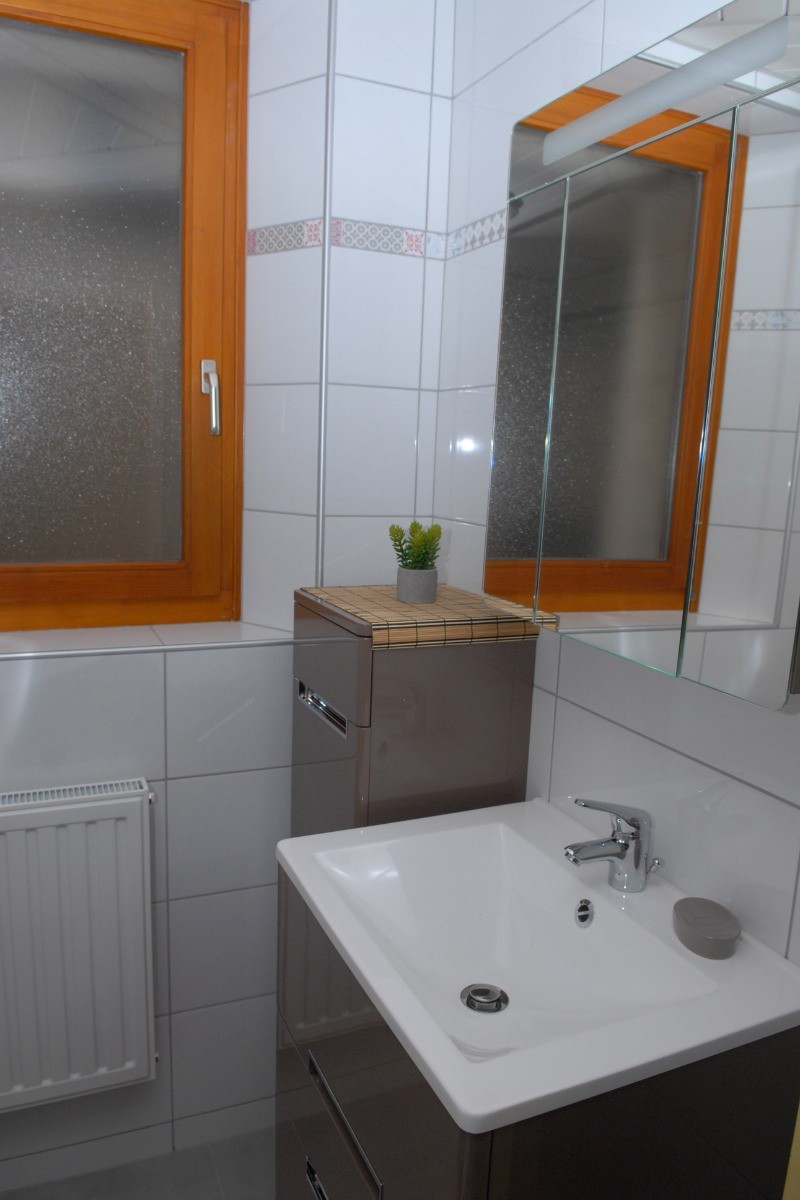 salle de bain séparée des toilettes