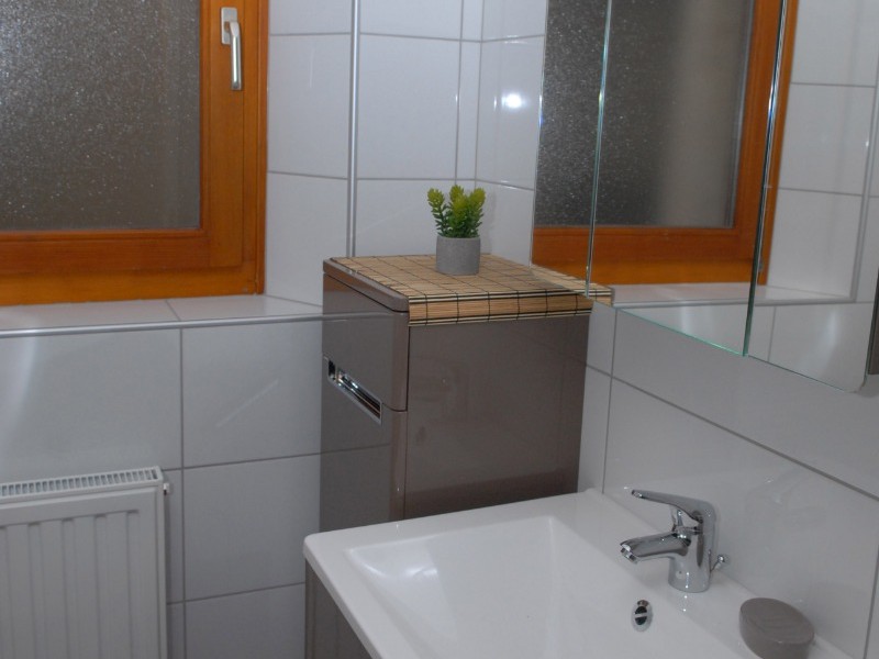 salle de bain séparée des toilettes