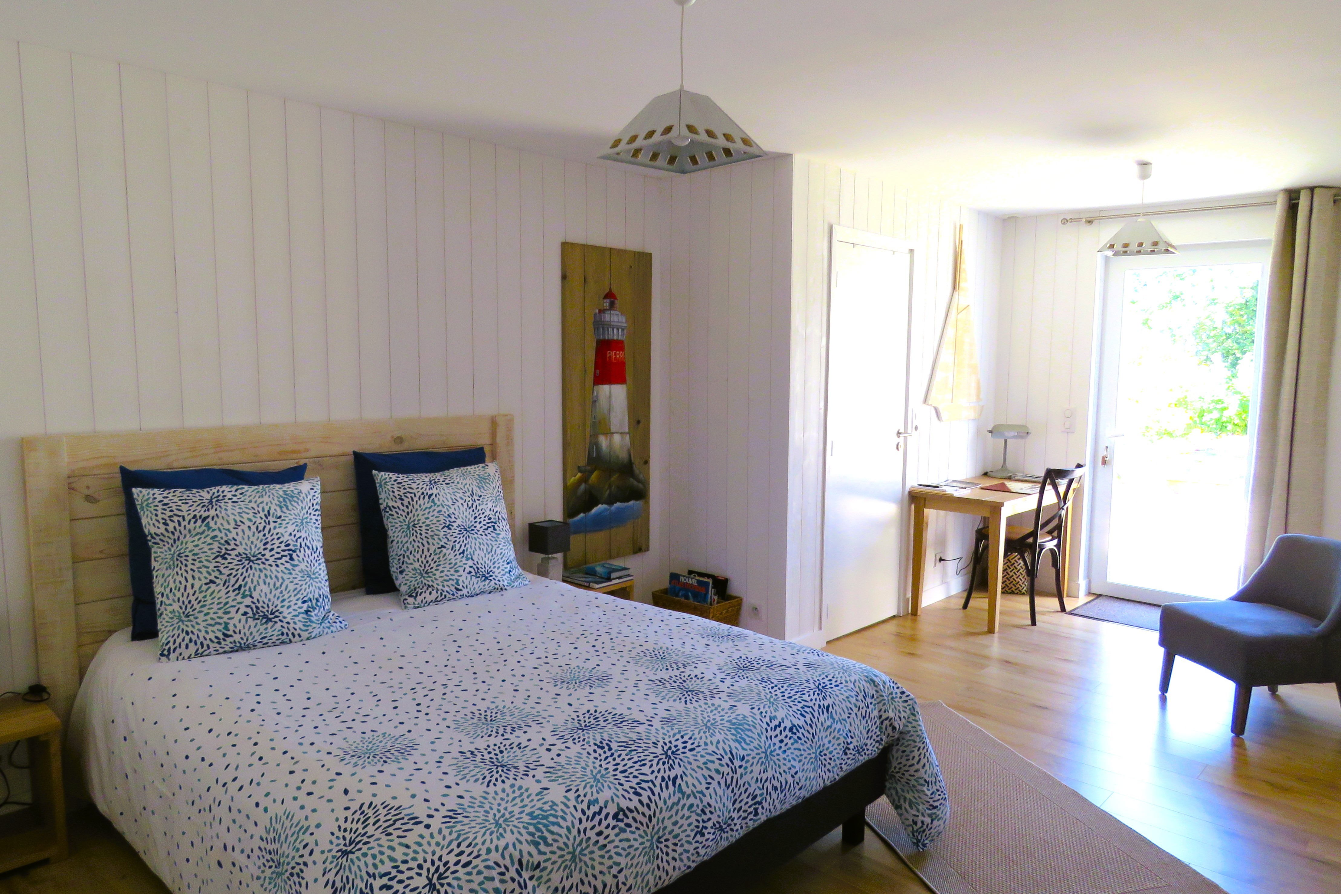 Chambre de 19 m² avec lit 160 cm, avec TV, coin bureau. Salle d'eau avec douche et WC communicante.