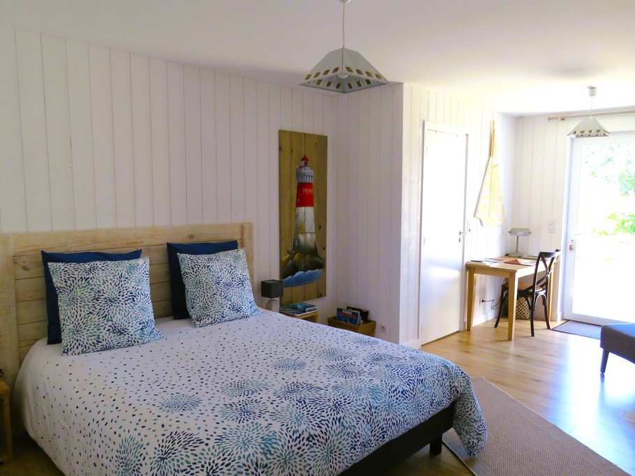 Chambre de 19 m² avec lit 160 cm, avec TV, coin bureau. Salle d'eau avec douche et WC communicante.