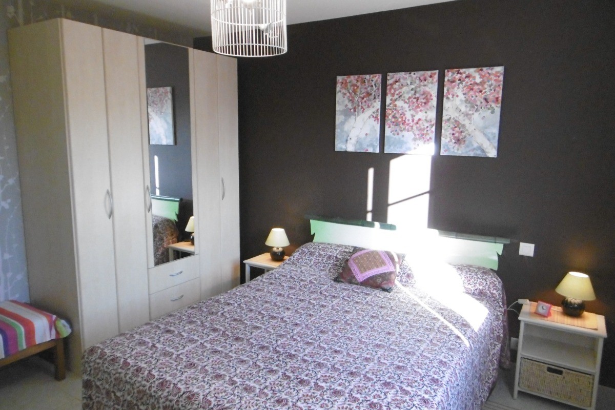 Chambre 2 avec un lit en 140