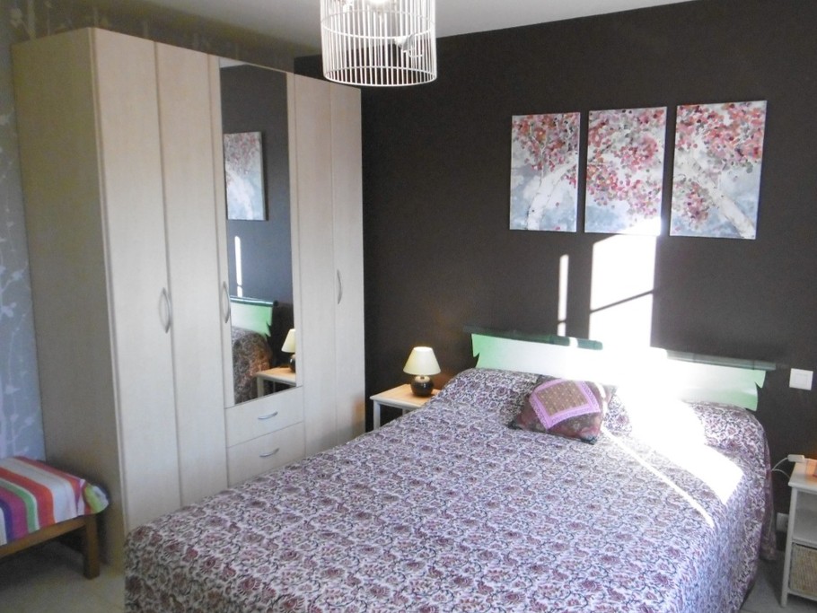 Chambre 2 avec un lit en 140